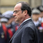 Hollande, en el nomenaje al policía asesinado en el atentado de los Campos Elíseos.-AFP / BERTRAND GUAY