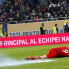 Lewandowski, en el césped tras caer un petardo a su lado en el Rumanía-Polonia.-EFE / ROBERT GHEMENT