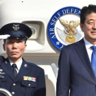 Shinzo Abe en su salida de Japón con destino a EEUU.-AFP / KAZUHIRO NOGI