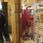 Anuncios de los viajes del Imserso en una agencia de Barcelona.-CARLA FAJARDO