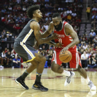 Harden, estrella de los Rockets, intenta superar la defensa de Young en el partido-TROY TAORMINA (USA TODAY SPORTS)