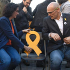 Acto de campaña de ERC con la presencia de Marta Rovira y Raül Romeva, que depositan una lazo amarillo en la silla que debería ocupar Oriol Junqueras.-/ JORDI COTRINA