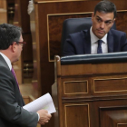 Sánchez observa a Aitor Esteban en el Congreso-DAVID CASTRO