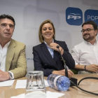 José Manuel Soria, junto a María Dolores de Cospedal, en la reunión de la dirección del PP canario que ha designado al sustituto del exministro al frente del partido.-EFE / ÁNGEL MEDINA