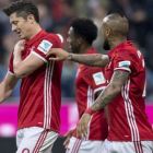 Lewandowski se echa la mano al hombro dañado en el encuentro del sábado ante el Dortmund.-AP / SVEN HOPPE