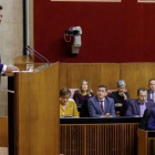 Juan Manuel Moreno (PP) pronuncia el discurso de investidura en el Parlamento de Andalucía.-EFE/ JULIO MUÑOZ