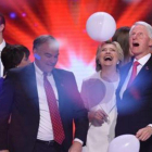 Clinton y su esposo (derecha), en la Convención Demócrata en Filadelfia.-AFP / SAUL LOEB