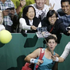 Garbiñe Muguruza y Carla Suárez celebrando su victoria junto a los aficionados presentes en Singapur-REUTERS / JEREMY LEE