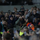 Ambas aficiones fueron partícipes de una batalla en la que volaron sillas.-AP / ALASTAIR GRANT
