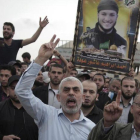 El líder de Hamas en Gaza, Yahya Sinwar, durante unas protestas el pasado abril.-KHALIL HAMRA (AP)