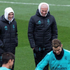 Zidane y Bettoni, su ayudante, observan a Ronaldo durante el entrenamiento de este sábado en Valdebebas.-RODRIGO JIMÉNEZ / EFE