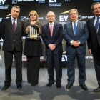 Ramiro Mato, Presidente de BNP Paribas España; José Luis Perelli, Presidente de EY España; Rosa Tous, Vicepresidenta corporativa de TOUS; Cristóbal Montoro, Ministro de Hacienda y Función Pública; Juan Ignacio Zoido, Ministro del  Interior; y Juan Roure.-MÁXIMO GARCÍA DE LA PAZ