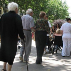 Un grupo de ancianos pasea por Paseo San Juan.-IMMA COY