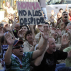Cartel y protesta contra los despidos de los trabajadores en una imagen de archivo. / ÁLVARO MARTÍNEZ-
