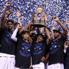 Los Blue Devils de Duke celebran su quinto título universitario tras ganar a los Badgers de Wisconsin en la final.-Foto: AFP / STREETER LECKA