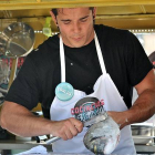 El concursante Carlos Maldonado en una de las pruebas de 'Cocineros al volante'.-