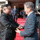 El presidente de Corea del Sur, Moon Jae-in, estrecha la mano a su homólogo de Corea del Norte, Kim Jong-un.-AFP