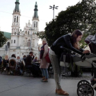 Un grupo de jóvenes en la terraza de una cafetería de la plaza Zbawiciela, en el centro de Varsovia.-KIM AMOR