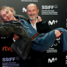 Michael Houellebecq, en brazos del director Guillaume Nicloux, tras la prsentación de ’Thalasso’ en San Sebastián-EFE / JUAN HERRERO