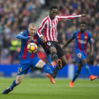 Mathieu y Williams pugnan por el balón.-JORDI COTRINA