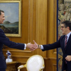 El rey Felipe VI saluda al presidente del Congreso de los Diputados, Patxi López (d), durante el encuentro de esta tarde en el Palacio de la Zarzuela-EFE/Angel Díaz