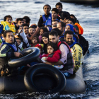 Una balsa con inmigrantes en el Mediterráneo.-DIMITAR DILKOFF (AFP)