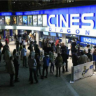 Colas en el Cinesa de Diagonal en motivo de la Fiesta del Cine.-Foto: FERRAN NADEU