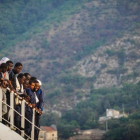 Cientos de inmigrantes llegan al puerto de Salerno-CESARE ABBATE