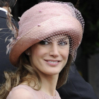 La reina Letizia sorprendió con un modelo inspirado en el estilo de los años 20, que acompañó con un sombrero de la firma vallisoletana en la boda de los Duques de Cambridge-EL MUNDO