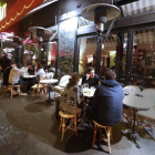 Franceses en la terraza de un restaurante, cerca de la plaza de la República, en París, el jueves.-REUTERS / JACKY NAEGELEN