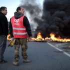 Huelga de trabajadores de una refinería Total en Donges, en el oeste de Francia.-AFP / JEAN-SEBASTIEN EVRARD