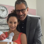 Jeff Goldblum y su mujer, Emilie Livingston, con su hijo recién nacido, Charlie Ocean, en julio del 2015.-INSTAGRAM