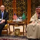 El secretario de Estado Mike Pompeo junto al ministro de Asuntos Exteriores, Adel al-Jubeir, en su llegada a Riad.-REUTERS