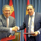 Tomás Burgos y Antonio MaríaSáez Aguado sellan el convenio suscrito ayer.-E. M.