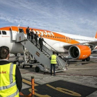 Llegada de uno de los aviones de Easyjet al aeropuerto de El Prat.-JOAN CORTADELLAS