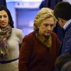 La candidata demócrata Hillary Clinton junto a miembros de su equipo.-AFP / ROBYN BECK