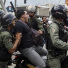 Imagen de archivo de miembros de la Guardia Nacional Bolivariana de Venezuela, detieneniendo a un joven en 2012.-EFE / MIGUEL GUTIÉRREZ