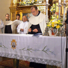 Fray David firma en el altar de la Iglesia del Carmen la cédula de profesión después de las letanías. / ÍÑIGO SALINAS-