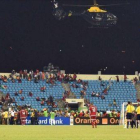 Un helicóptero de la Policía sobrevuela el estadio de Malabo entre una lluvia de objetos.-Foto: AFP / ISSOUF SANOGO