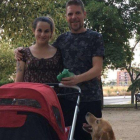 La familia Javierre Hernández, junto a su hijo Lobo.-CHANGE.ORG