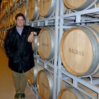 Juan Jose Balbás posa junto a unas barricas de su bodega, donde reposa el vino-E.M.