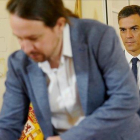 Sánchez e Iglesias firman el pacto presupuestario en la Moncloa.-JOSE LUIS ROCA