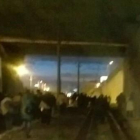 Una cámara de seguridad graba el momento en que se produce la explosión junto a un paso a nivel del metro de Estambul. Atentado en el metro de Estambul Pasajeros del metro de Estambul caminando por las vías.-