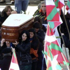 Expresos de ETA portan el féretro en el funeral de Iosu Uribetxebarria Bolinaga, este sábado, en Arrasate.-Foto: JAVIER ETXEZARRETA / EFE