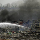 Tareas de remojo en la zona de las explosiones de Tianjin, este viernes.-AFP