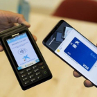 Demostración de pago con el móvil de Samsung Pay y CaixaBank.-JORDI COTRINA