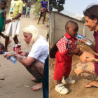 Foto de Hope antes y después de que la voluntaria de la ONG que ayuda a niños discriminados colgara la foto que se hizo viral para ayudarle.-