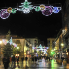 Luces navideñas en la plaza de Herradores y El Collado.-VALENTÍN GUISANDE