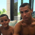 Cristiano Ronaldo posa con su hijo, Cristiano Ronaldo Jr.-INSTAGRAM