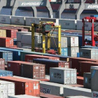 Contenedores en el puerto de Hamburgo.-